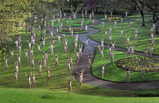 Hundreds Naked Volunteers Pose Photographer Spencer Redaktionelles