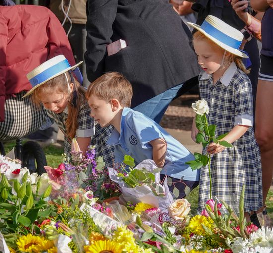 Scenes People Laying Flowers Windsor Castle Editorial Stock Photo