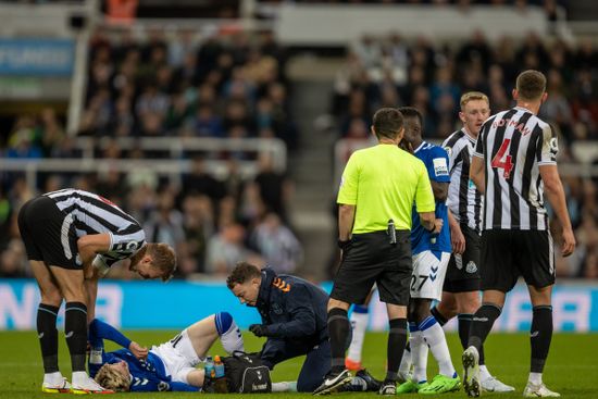 Tony Harrington Referee Injured Everton Midfielder Editorial Stock ...