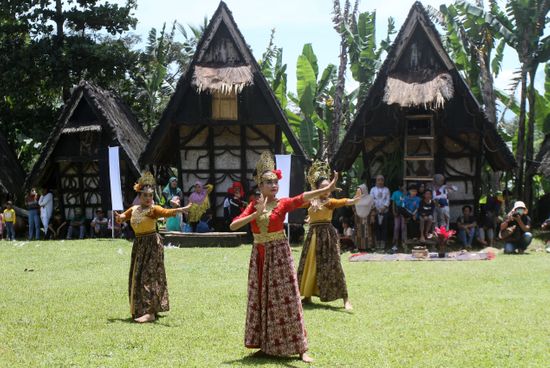 Indonesian Girls Belonging Indigenous Sundanese Tribe Edito…