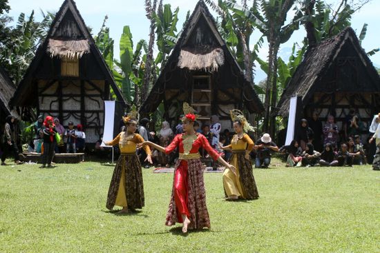 Indonesian Girls Belonging Indigenous Sundanese Tribe Edito…