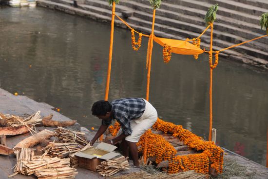 Man Prepares Pyre Receive Body Highcaste Editorial Stock Photo - Stock ...