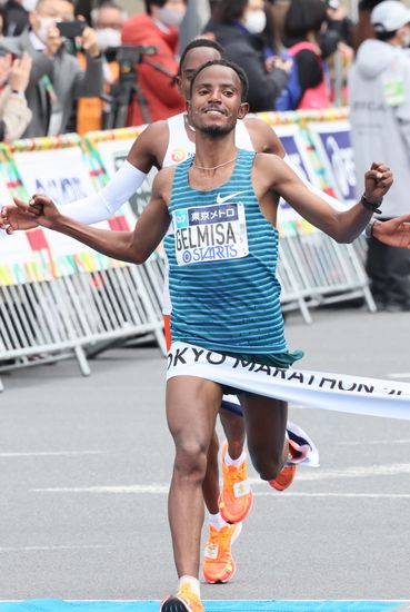 Ethiopias Deso Gelmisa Crosses Finish Line Editorial Stock Photo ...