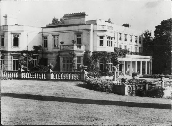 Buckhurst Park 17 Room Mansion Set Editorial Stock Photo - Stock Image ...