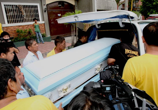 Filipino Funeral Workers Carry Coffin Leungkam Editorial Stock Photo ...