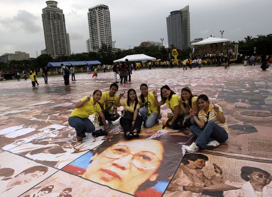 Filipinos Show Laban Fight Sign On Editorial Stock Photo - Stock Image ...