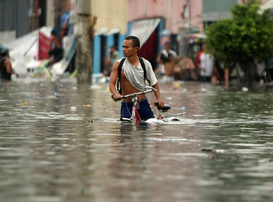 Filipino Resident Wades On Floodwaters Quezon Editorial Stock Photo ...