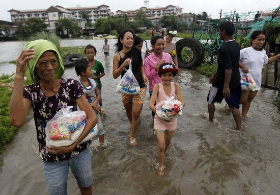 Filipino Flood Victims Carrying Relief Goods Editorial Stock Photo ...