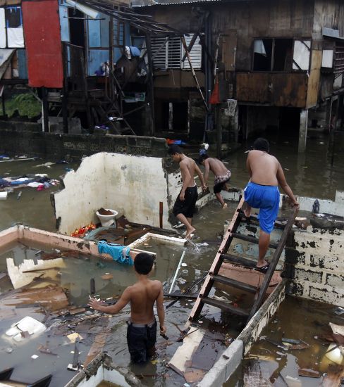 Filipino Flood Victims Find Belongings Washed Editorial Stock Photo ...