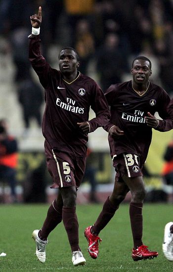Short away du PSG porté par Bernard Mendy 2003/2004