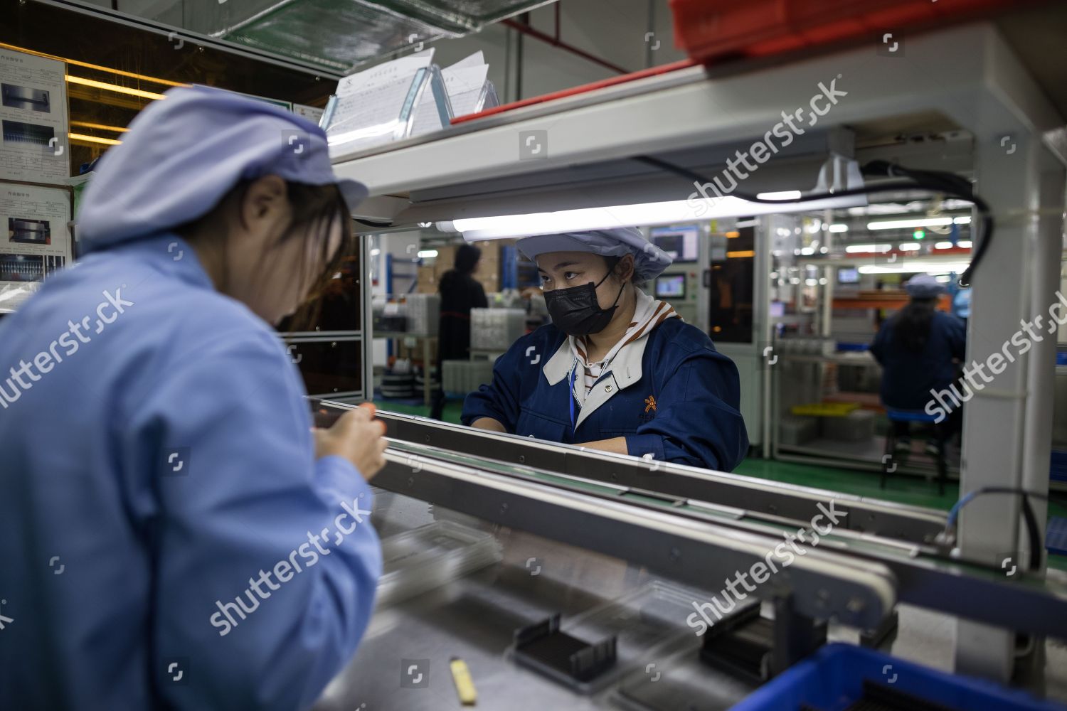 Workers Assemble Electronic Connectors Deren Electronics Production のエディトリアルストック写真 ストック画像 Shutterstock
