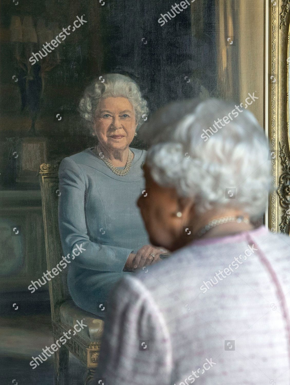 Queen Elizabeth Ii Views New Portrait Windsor Redaktionelles Stockfoto Stockbild Shutterstock