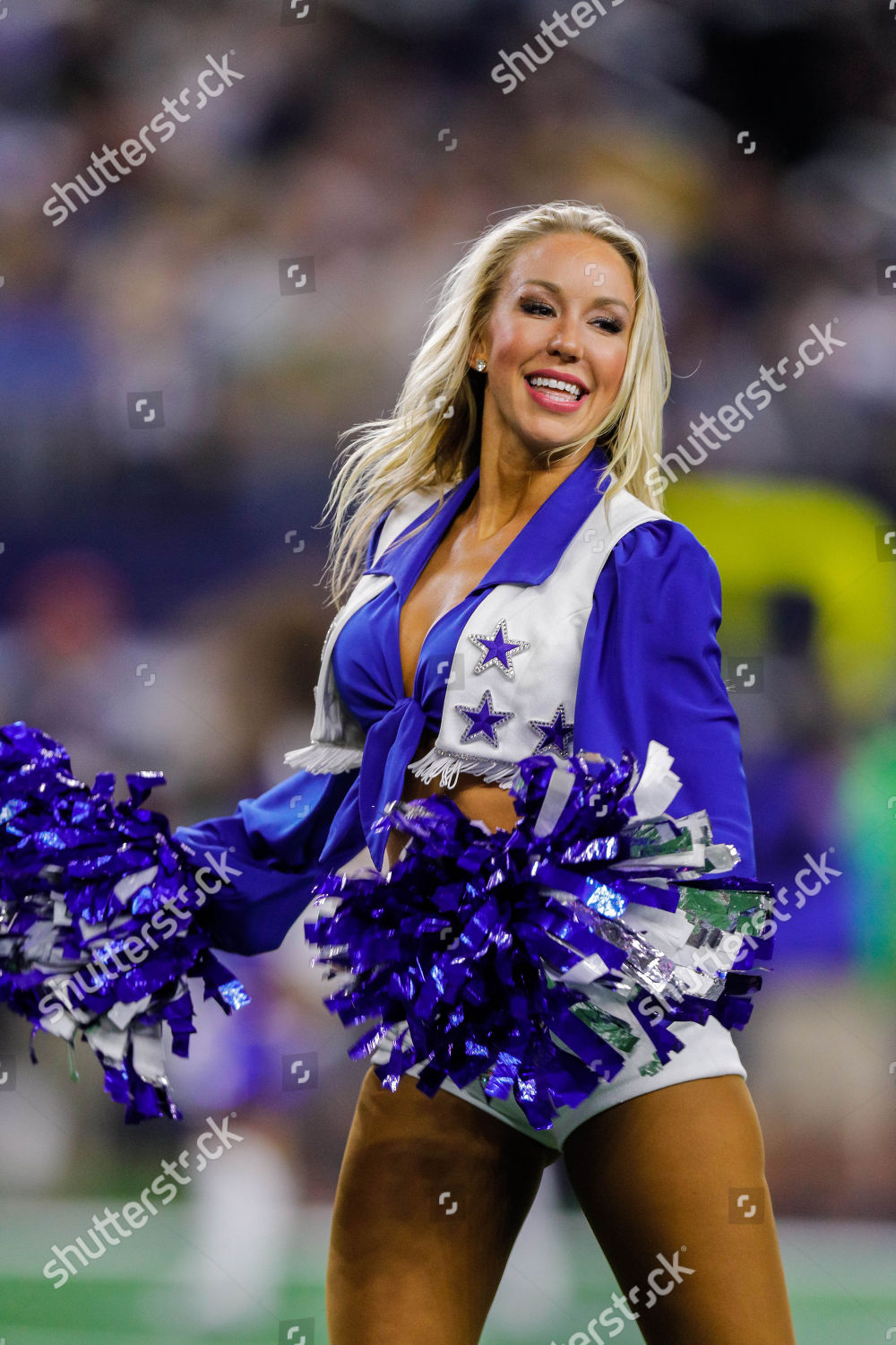 Photo: New Orleans Saints cheerleader entertains the crowd