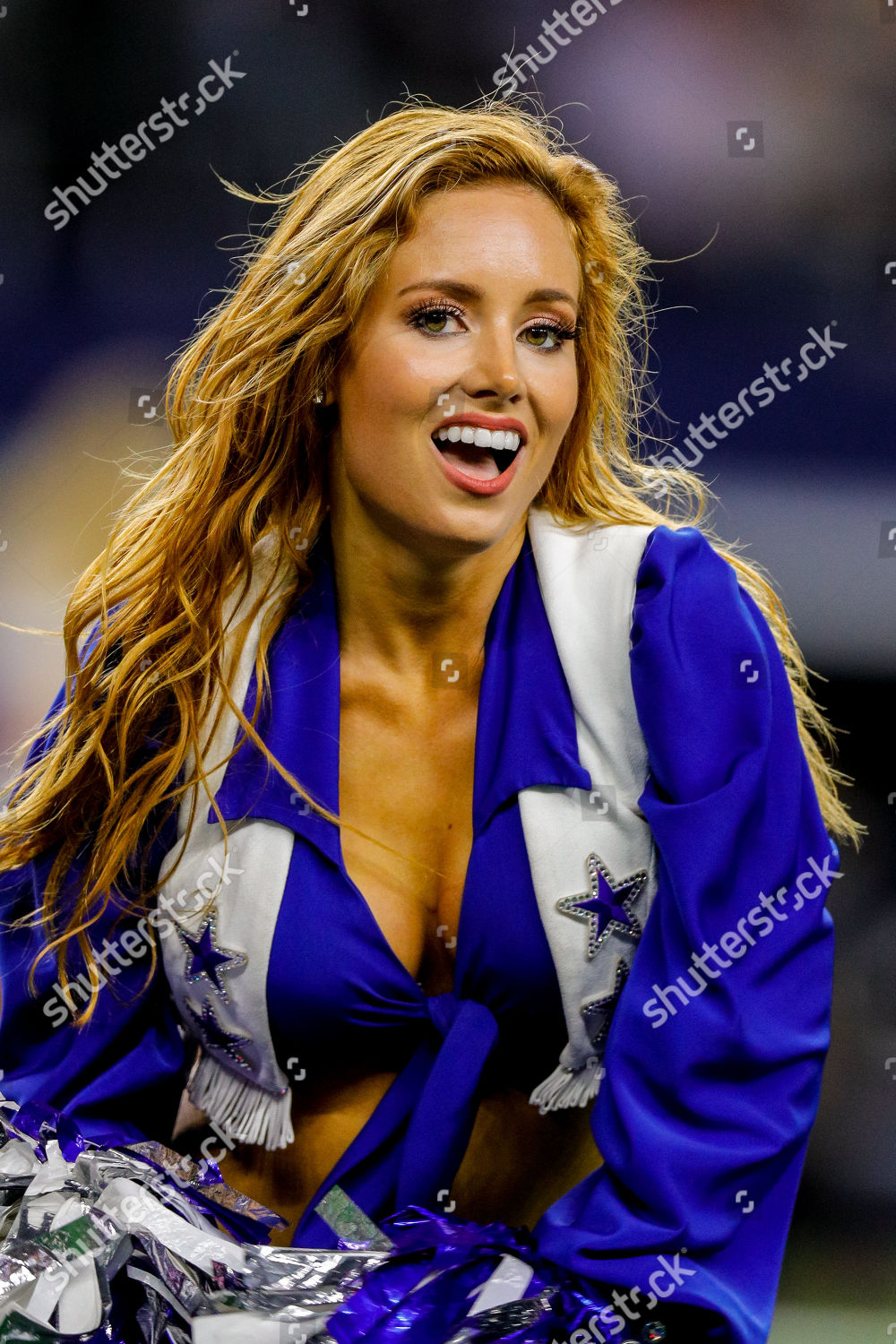 Photo: New Orleans Saints cheerleader entertains the crowd