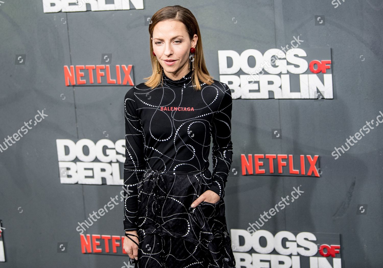 katharina-schuettler-poses-world-premiere-dogs-berlin-foto-editorial-en