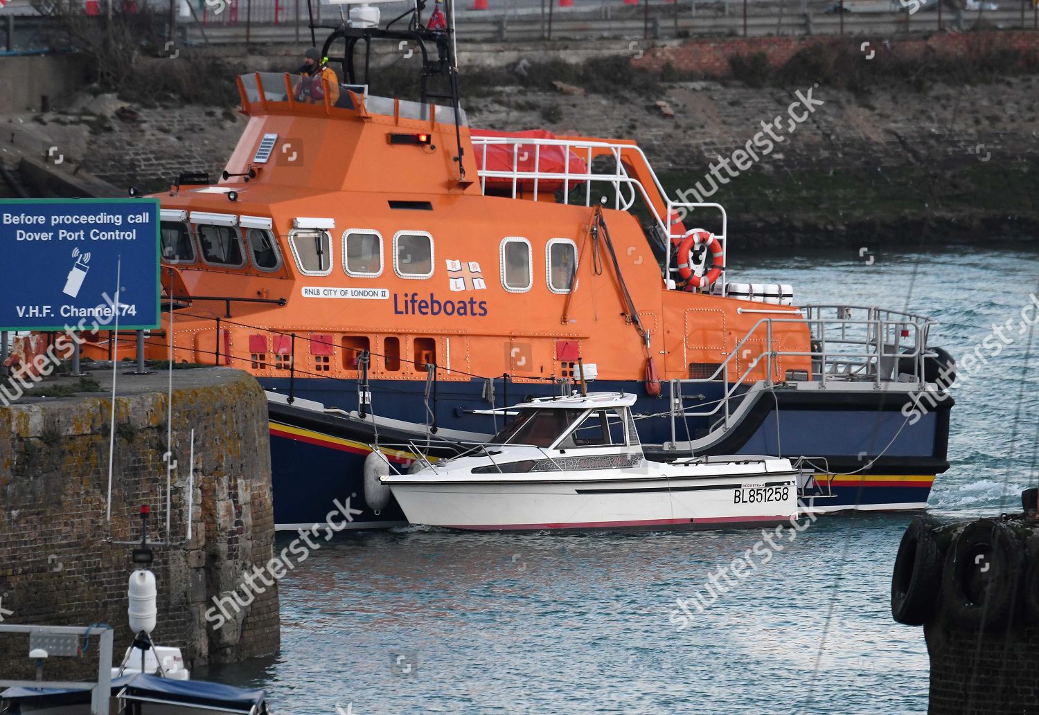 Rnli Lifeboat Dover Rescues Cabin Cruiser Alicia Editorial Stock