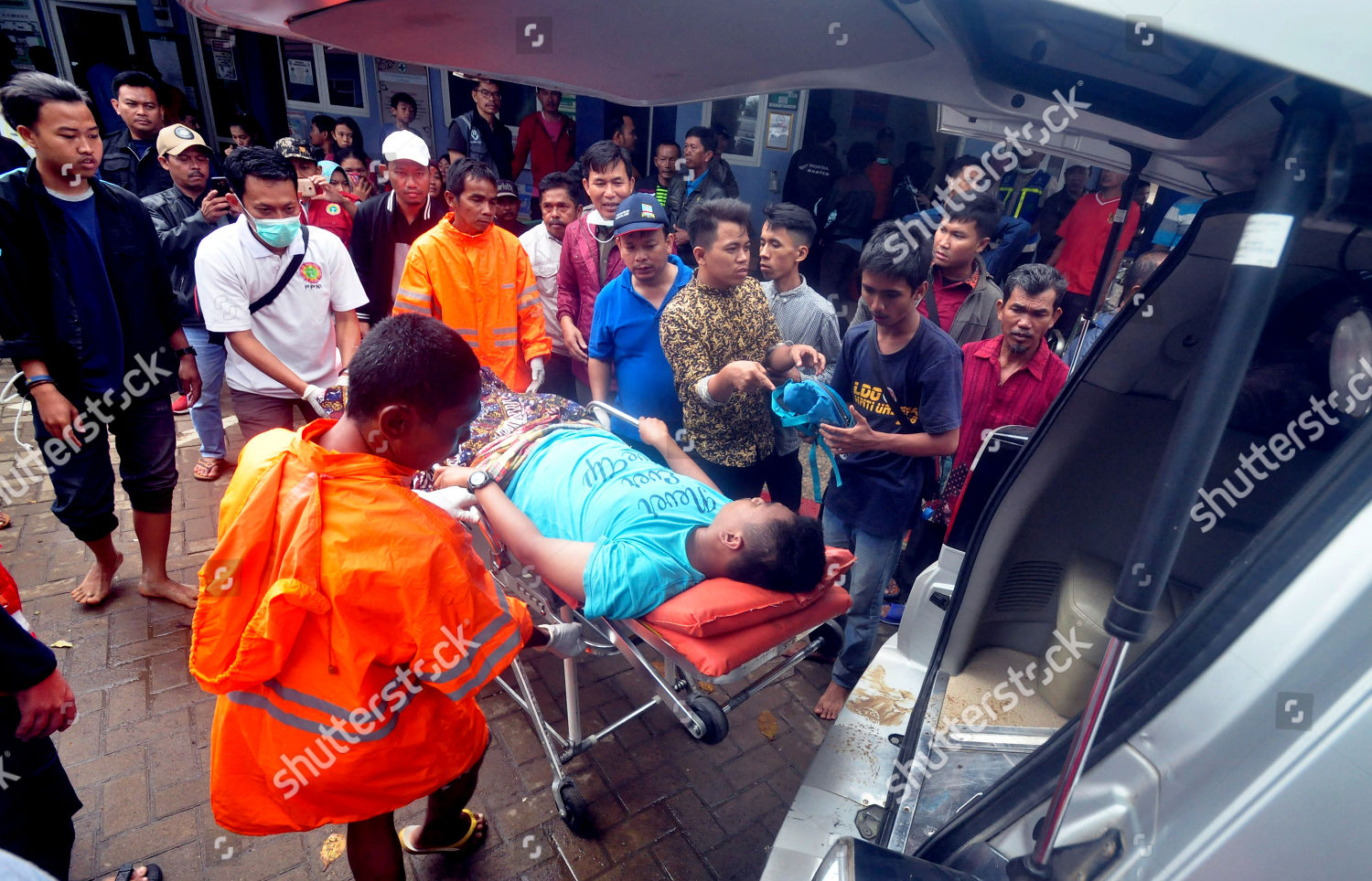 Fotos De Indonesian Officers Carry Injured Person Into - Foto De Stock ...