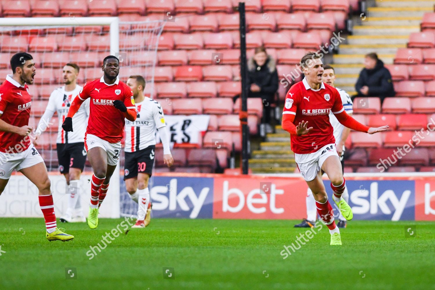 Brad Potts Barnsley 20 Scores Goal Editorial Stock Photo - Stock Image ...