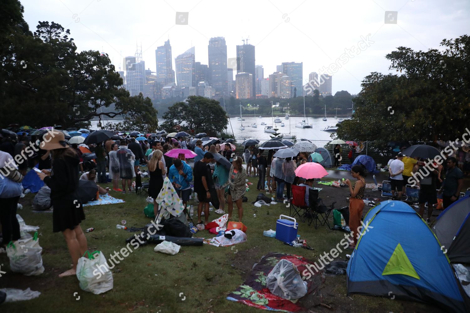 People Mrs Macquaries Point Try Shelter Rain Editorial Stock Photo