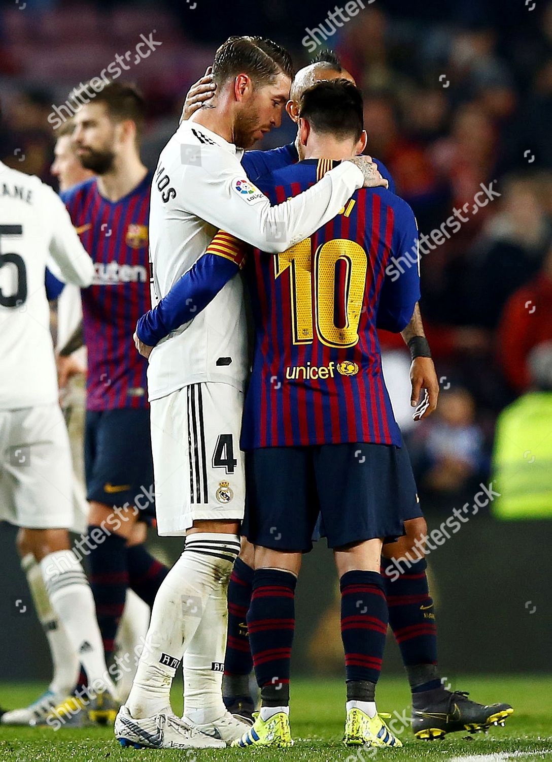 FC Barcelonas Leo Messi R greets Real Foto editorial en stock; Imagen en stock ...1088 x 1500