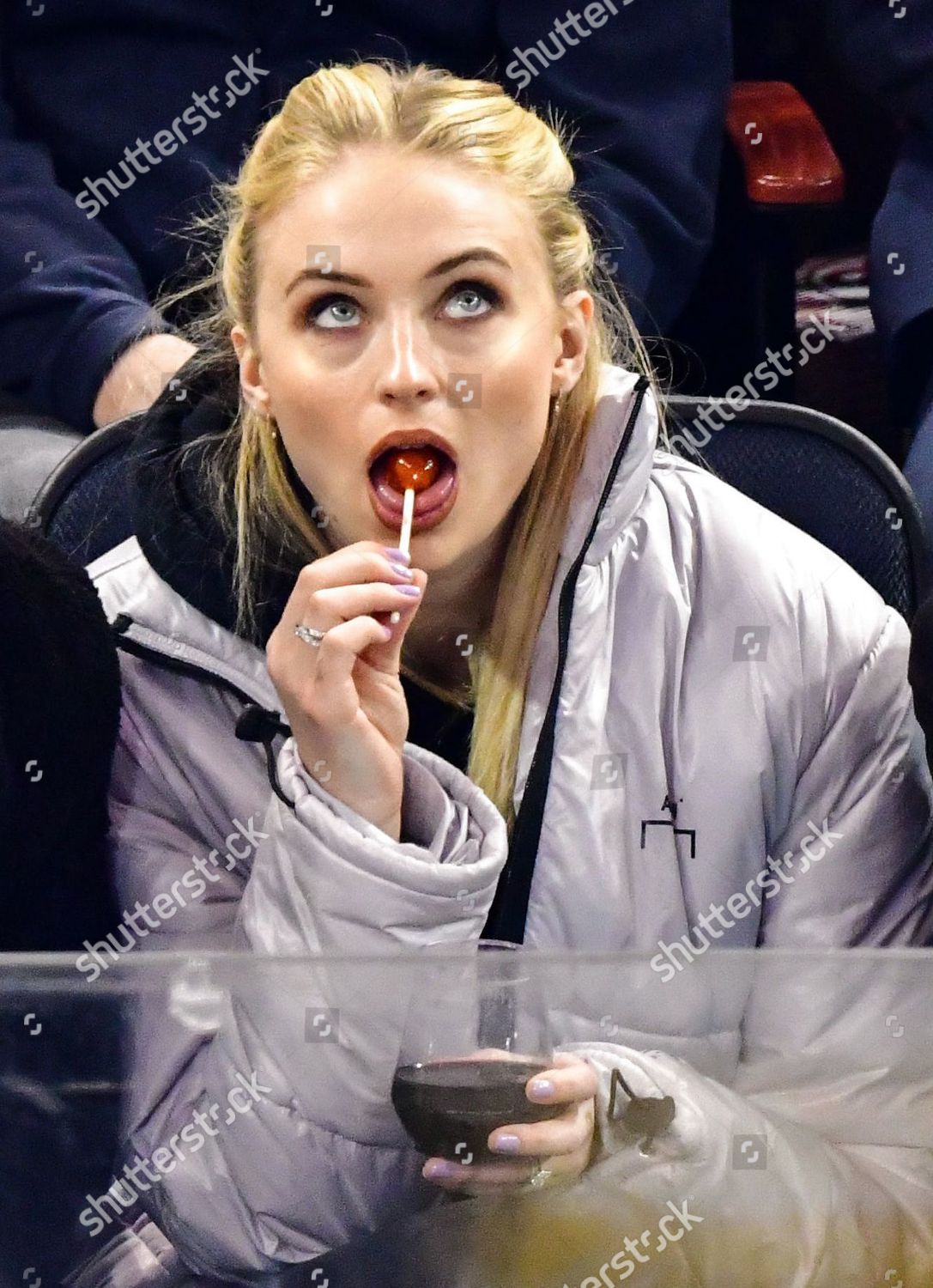 Sophie Turner Sucking Lollipop Redaktionelles Stockfoto