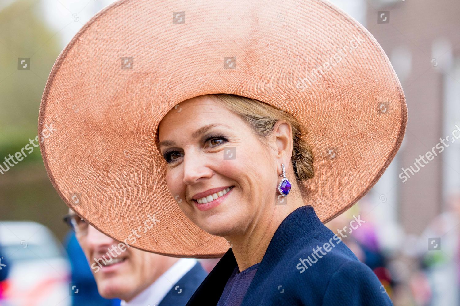 CASA REAL HOLANDESA - Página 69 Queen-maxima-visit-to-the-bavaria-brewery-lieshout-netherlands-shutterstock-editorial-10180868aa