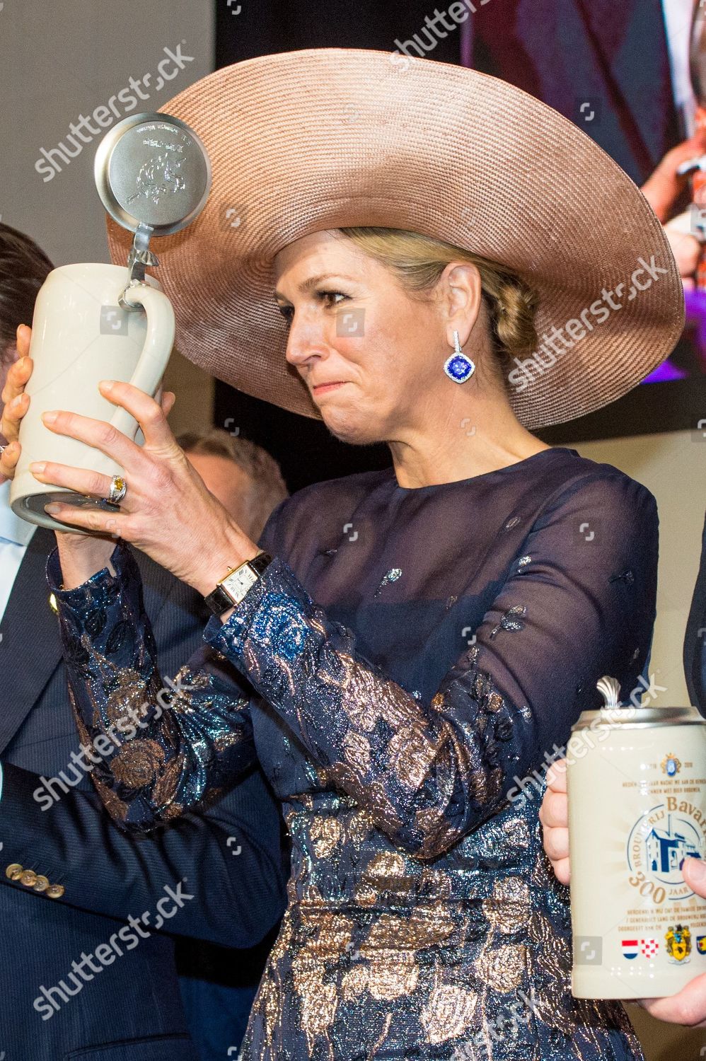 CASA REAL HOLANDESA - Página 69 Queen-maxima-visit-to-the-bavaria-brewery-lieshout-netherlands-shutterstock-editorial-10180868aw