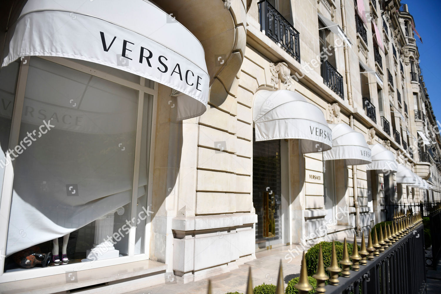 Avenue Montaigne, Paris  Paris store, Avenue montaigne, Versace