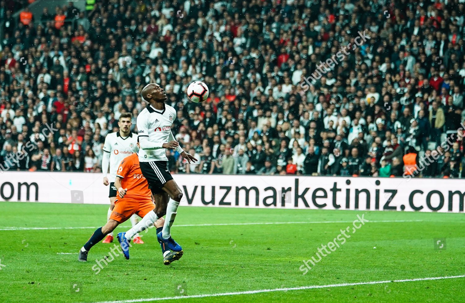 Atiba Hutchinson Besiktas Chesting Ball Back Loris Redaktionelt Stock Foto Stock Foto Shutterstock