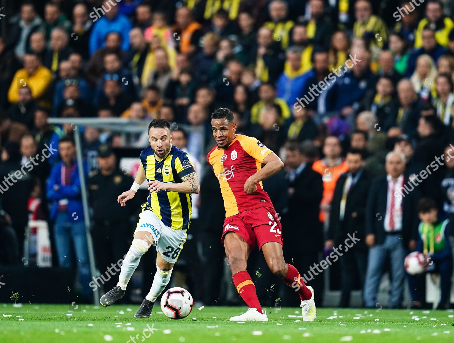 Mariano Galatasaray Mathieu Valbuena Fenerbache During Turkish Foto Editorial En Stock Imagen En Stock Shutterstock