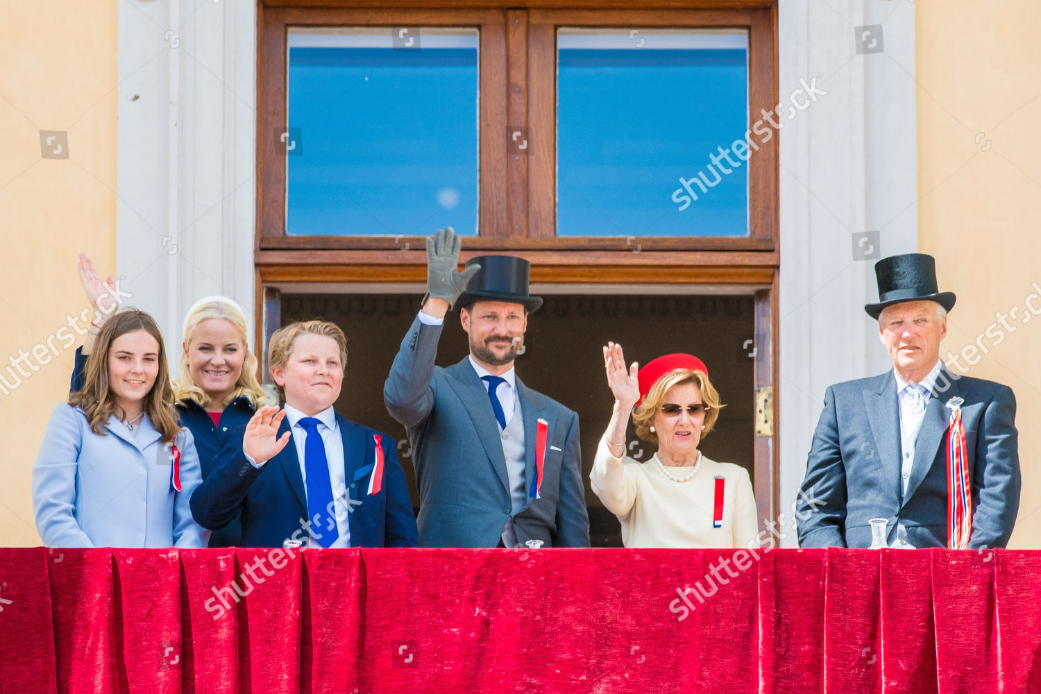 national-day-celebrations-the-royal-palace-oslo-norway-shutterstock-editorial-10239768aa.jpg