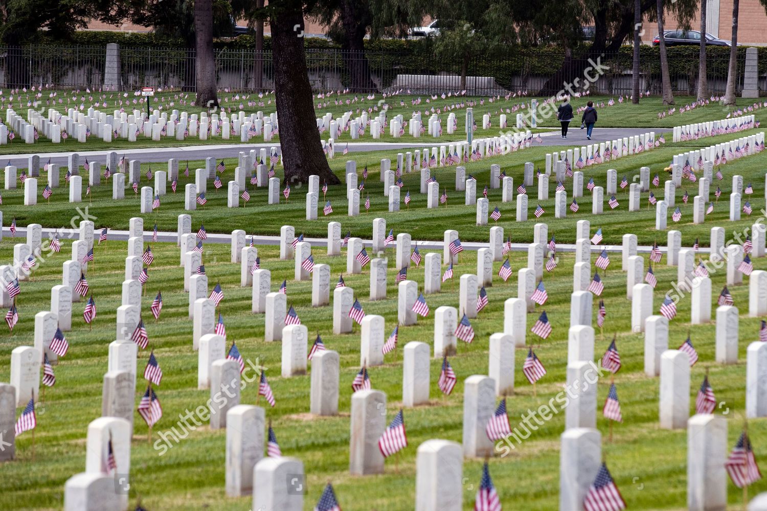 El Asesinato de Cheryl: Capítulo 3, La Mujer misteriosa Flags-in-ceremony-for-memorial-day-weekend-at-the-los-angeles-national-cemetery-usa-shutterstock-editorial-10248335ac