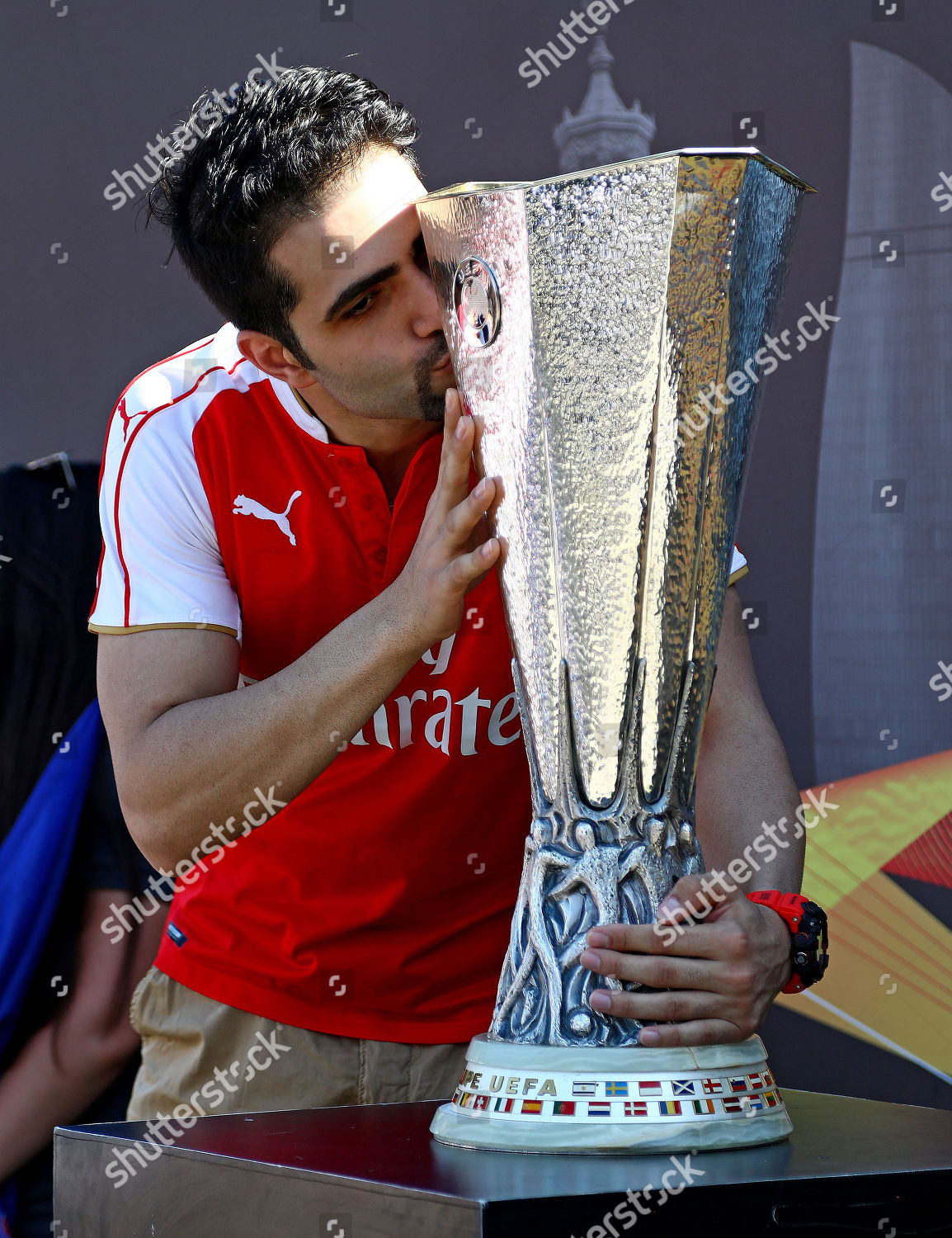 arsenal fan seen kissing replica europa league editorial stock photo stock image shutterstock https www shutterstock com editorial image editorial chelsea v arsenal uefa europa league final football baku olympic stadium baku azerbaijan 29 may 2019 10255717b