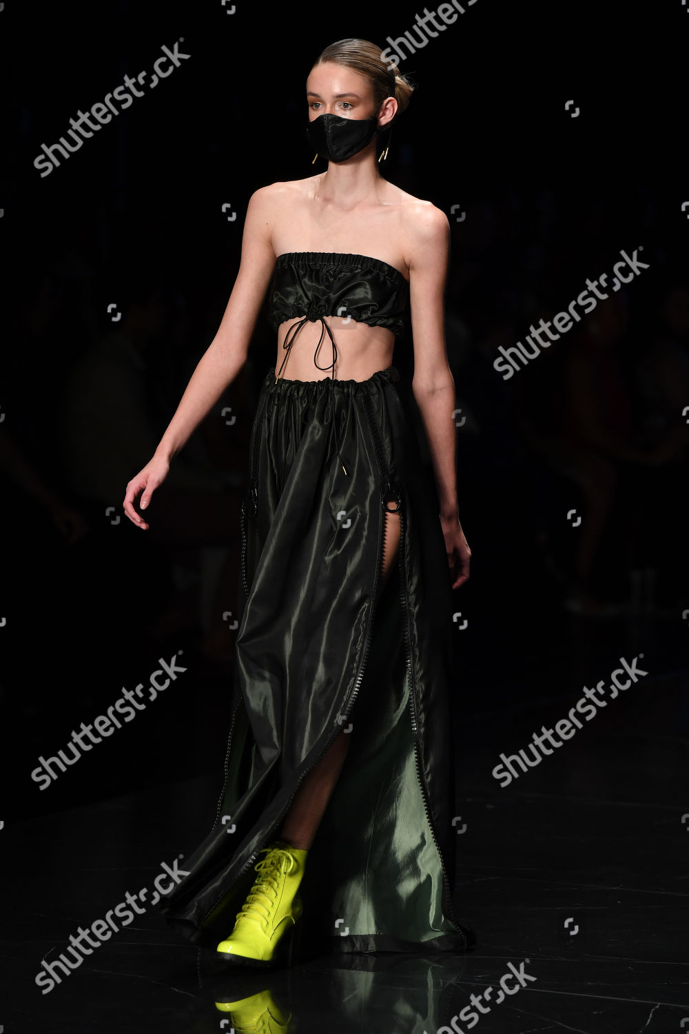 Model On Catwalk Foto Editorial En Stock Imagen En Stock Shutterstock