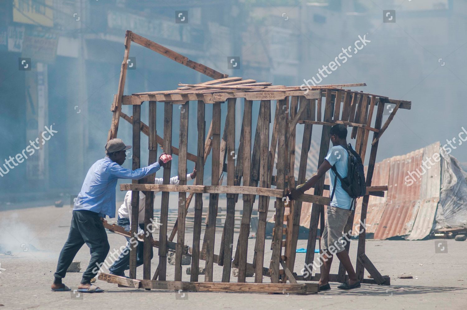 group men move barricade PortauPrince Haiti 10 Foto editorial en stock; Imagen stock | Shutterstock