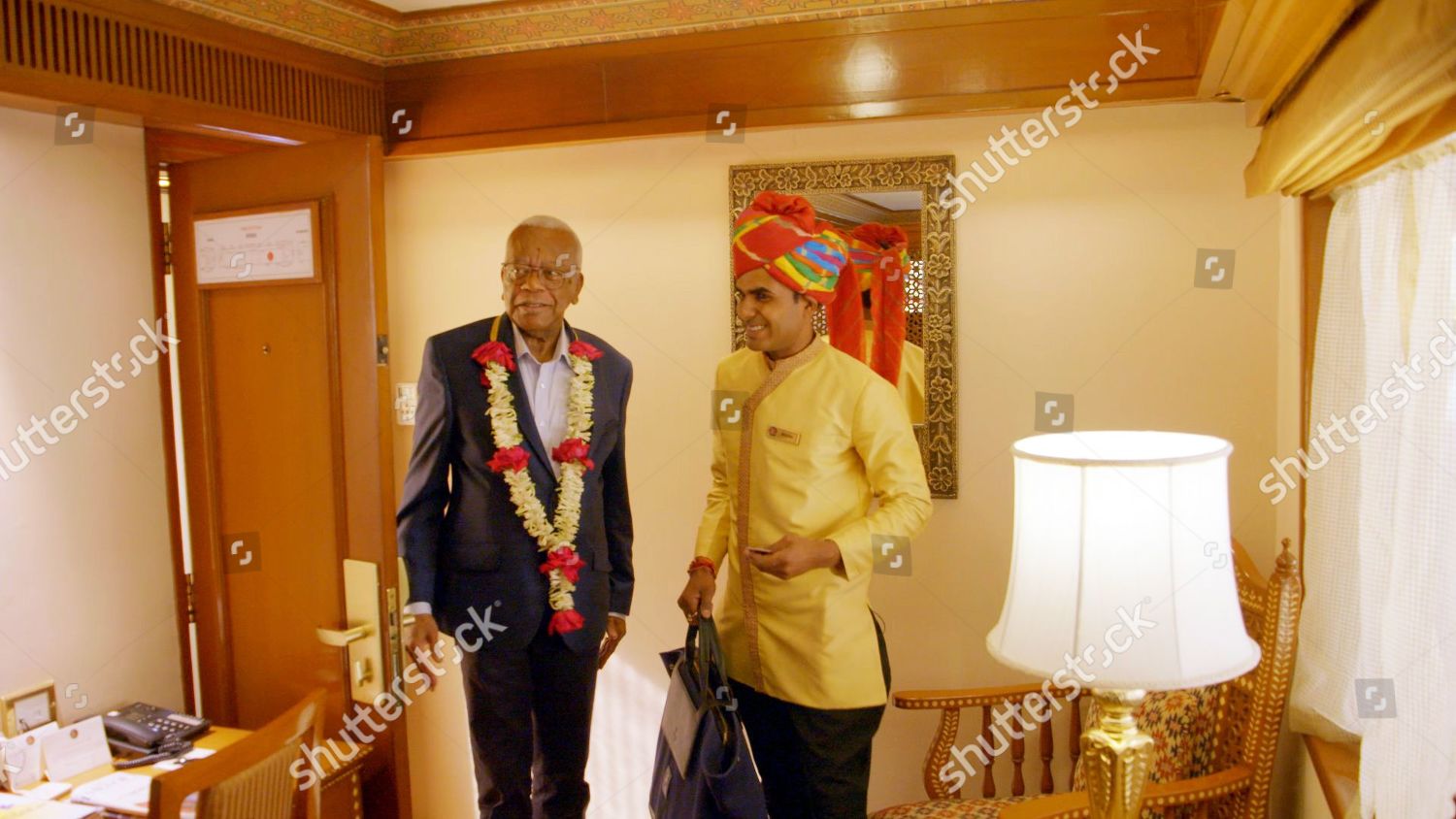 Trevor Mcdonald Shown His Suite On Maharajas Redaktionelles