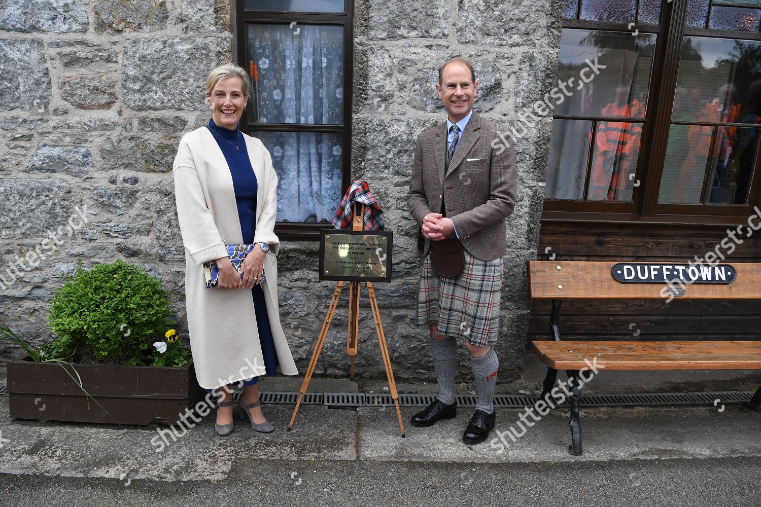 CASA REAL BRITÁNICA - Página 93 Sophie-countess-of-wessex-and-prince-edward-visit-to-scotland-uk-shutterstock-editorial-10326116cc
