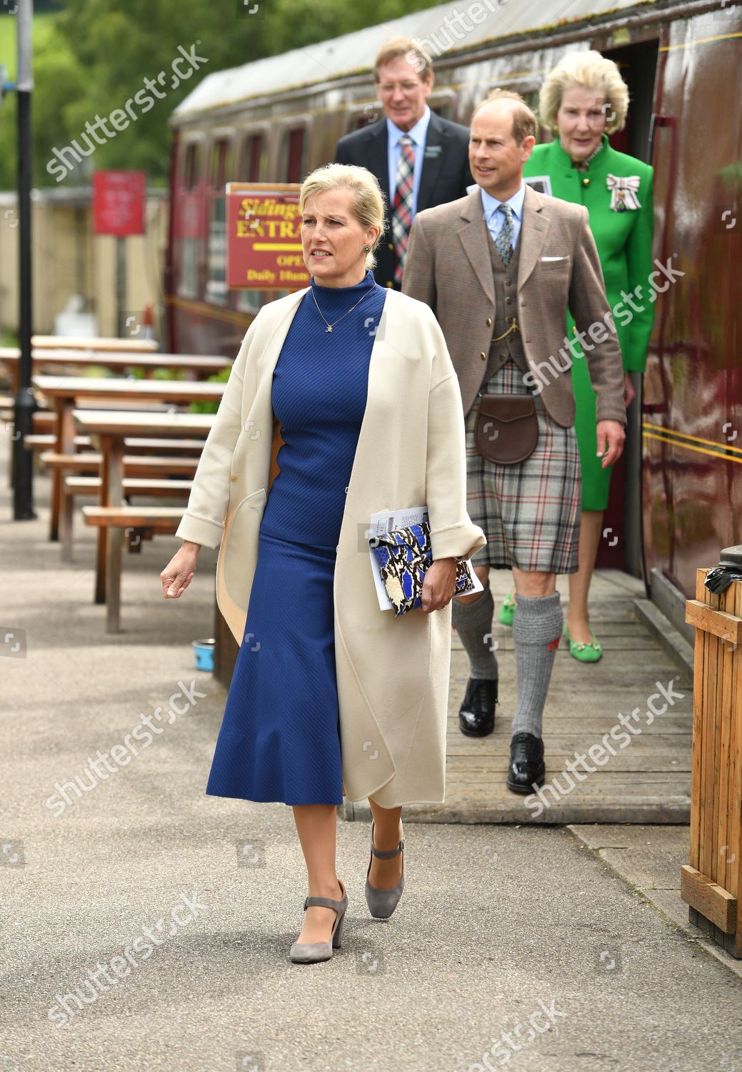 CASA REAL BRITÁNICA - Página 93 Sophie-countess-of-wessex-and-prince-edward-visit-to-scotland-uk-shutterstock-editorial-10326116cj