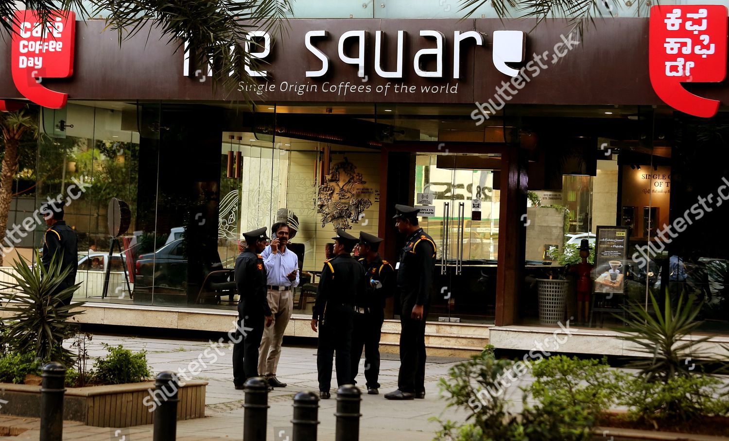 officers-stand-front-cafe-coffee-day-the-redaktionelles-stockfoto