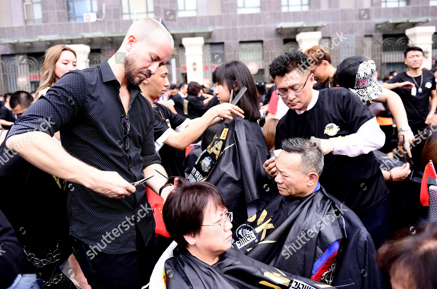 1400 Hairdressers Simultaneously Cut Hair Redaktionelles Stockfoto