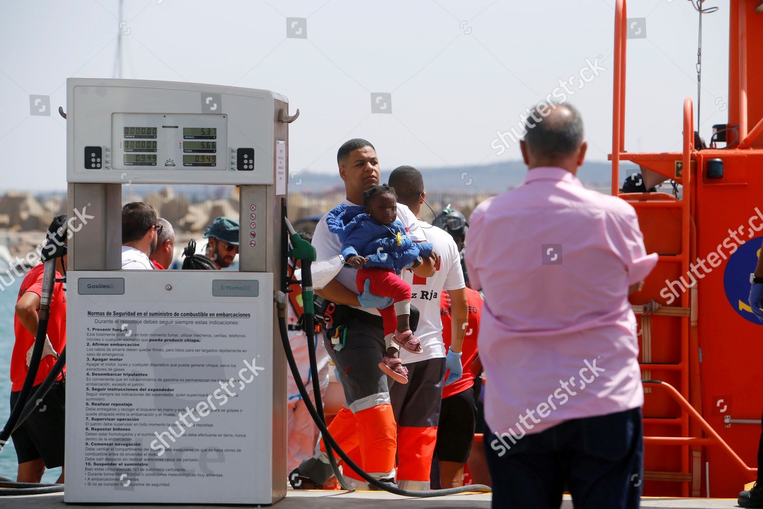 members-spanish-red-cross-help-migrants-editorial-stock-photo-stock