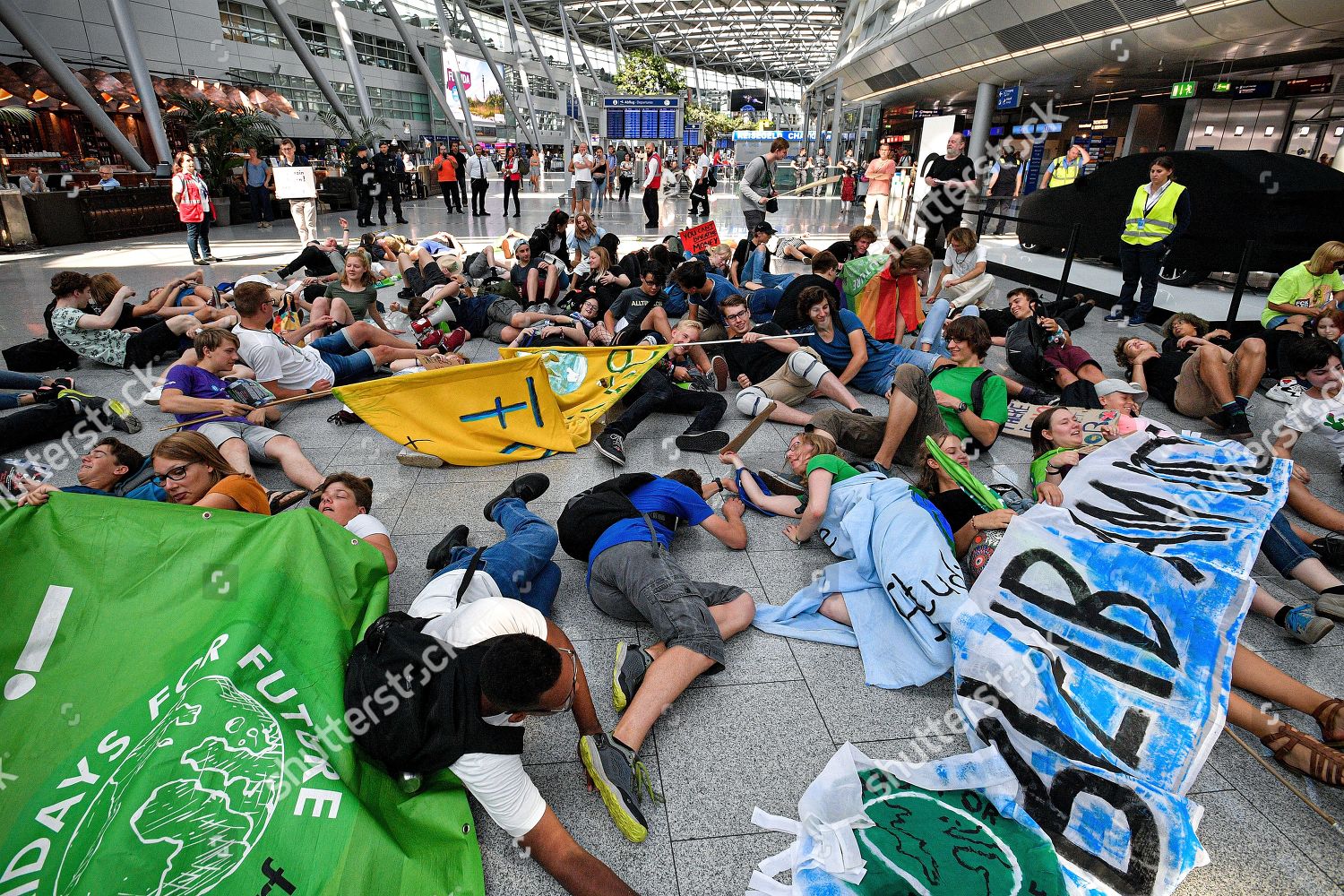 Young People Lying On Floor Departure Area Redaktionelles