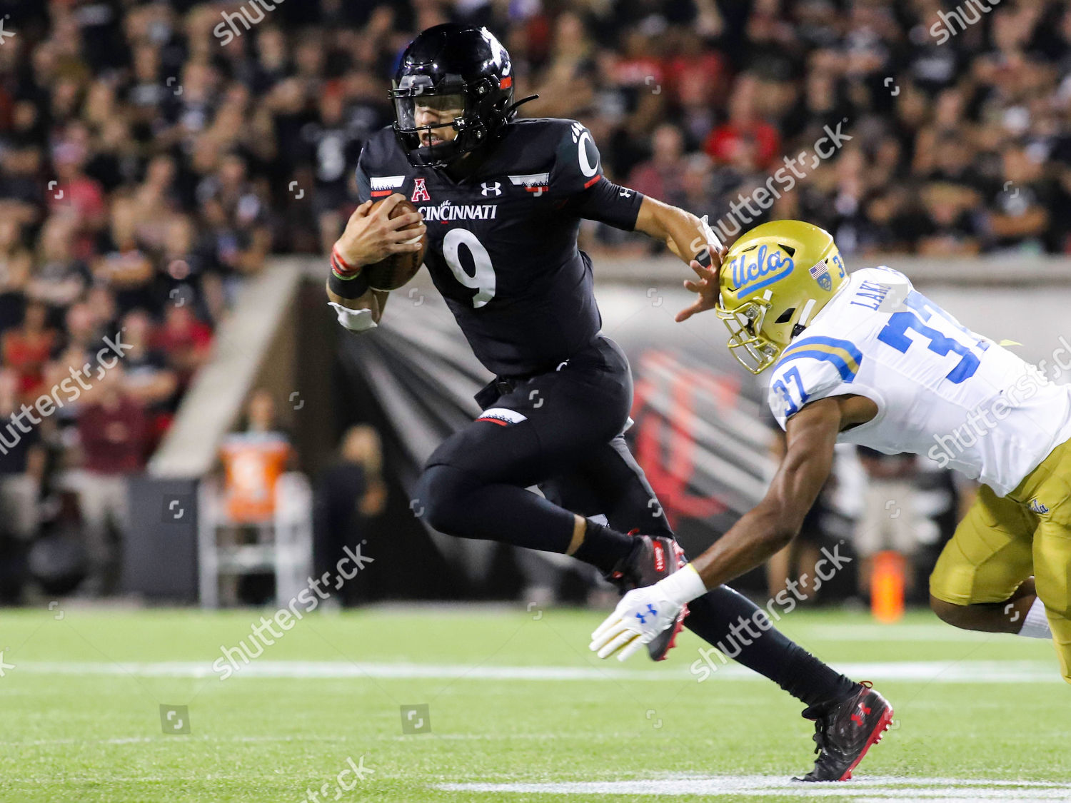 Cincinnatis Desmond Ridder Strikes Heisman Pose Editorial Stock Photo ...