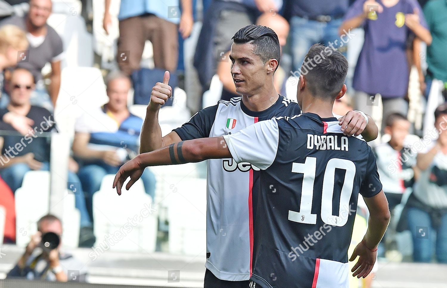 Juventus Cristiano Ronaldo L Celebrates Teammate Paulo Foto