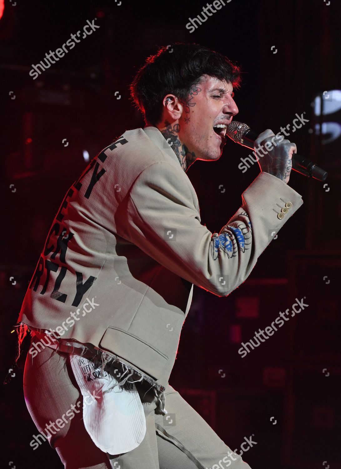 Miami Beach, FL, USA. 29th Oct, 2019. Oliver Sykes of Bring Me the Horizon  performs at