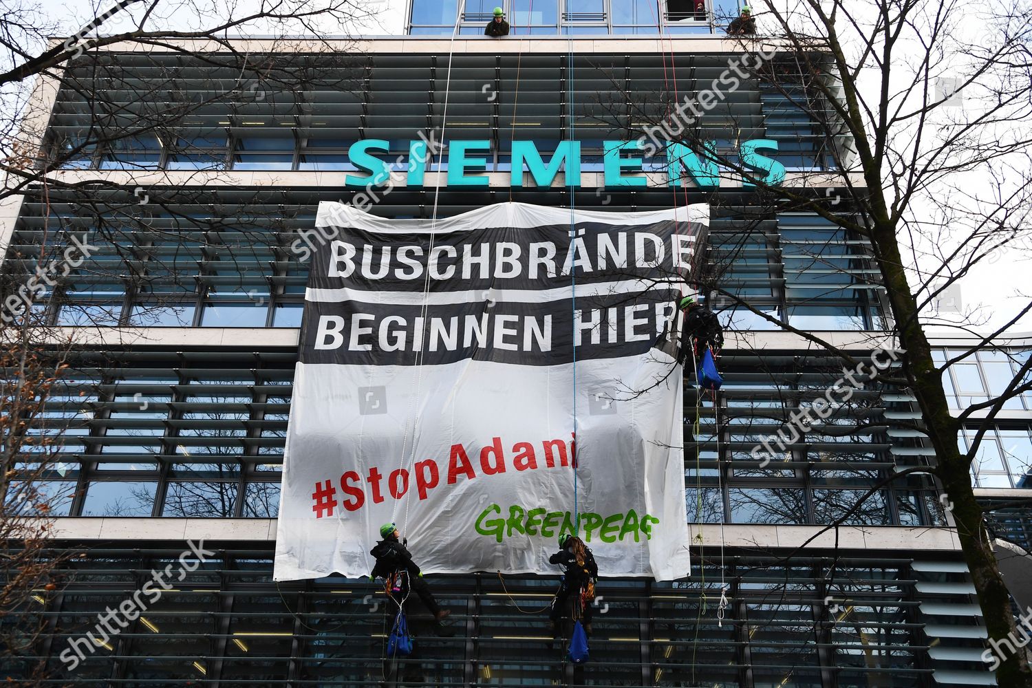 Greenpeace Activists Put Banner On Facade Siemens Redaktionelles Stockfoto Stockbild Shutterstock