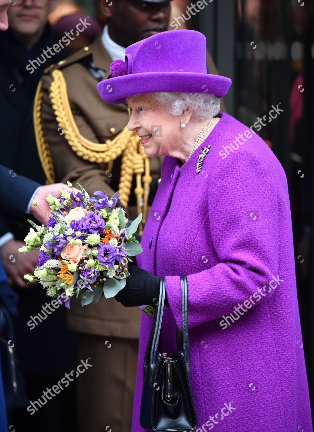 CASA REAL BRITÁNICA - Página 28 Queen-elizabeth-ii-opens-the-royal-national-ent-and-eastman-hospitals-london-uk-shutterstock-editorial-10561089u