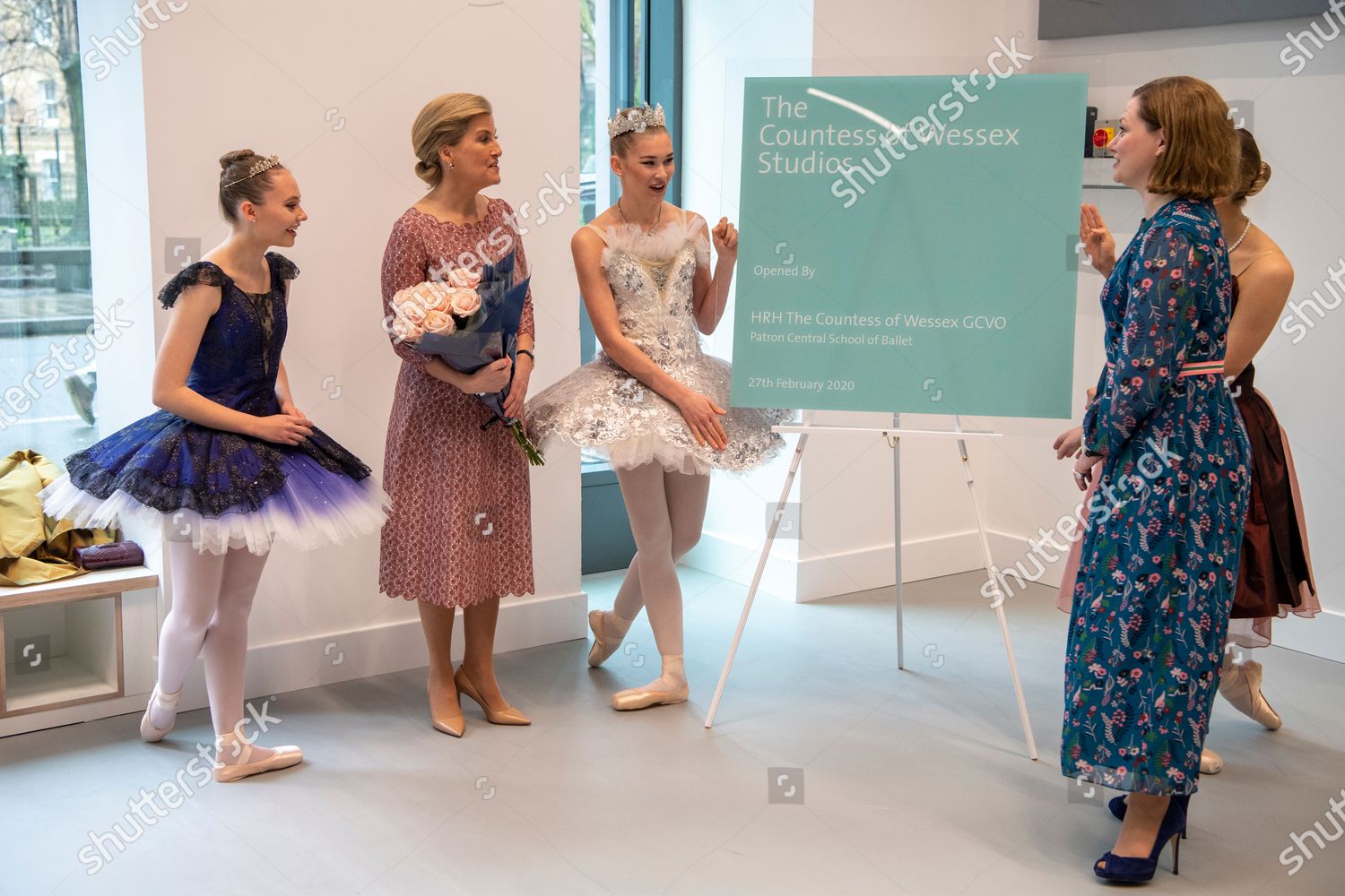 CASA REAL BRITÁNICA - Página 33 Sophie-countess-of-wessex-opens-a-new-studio-for-central-school-of-ballet-london-uk-shutterstock-editorial-10568616au