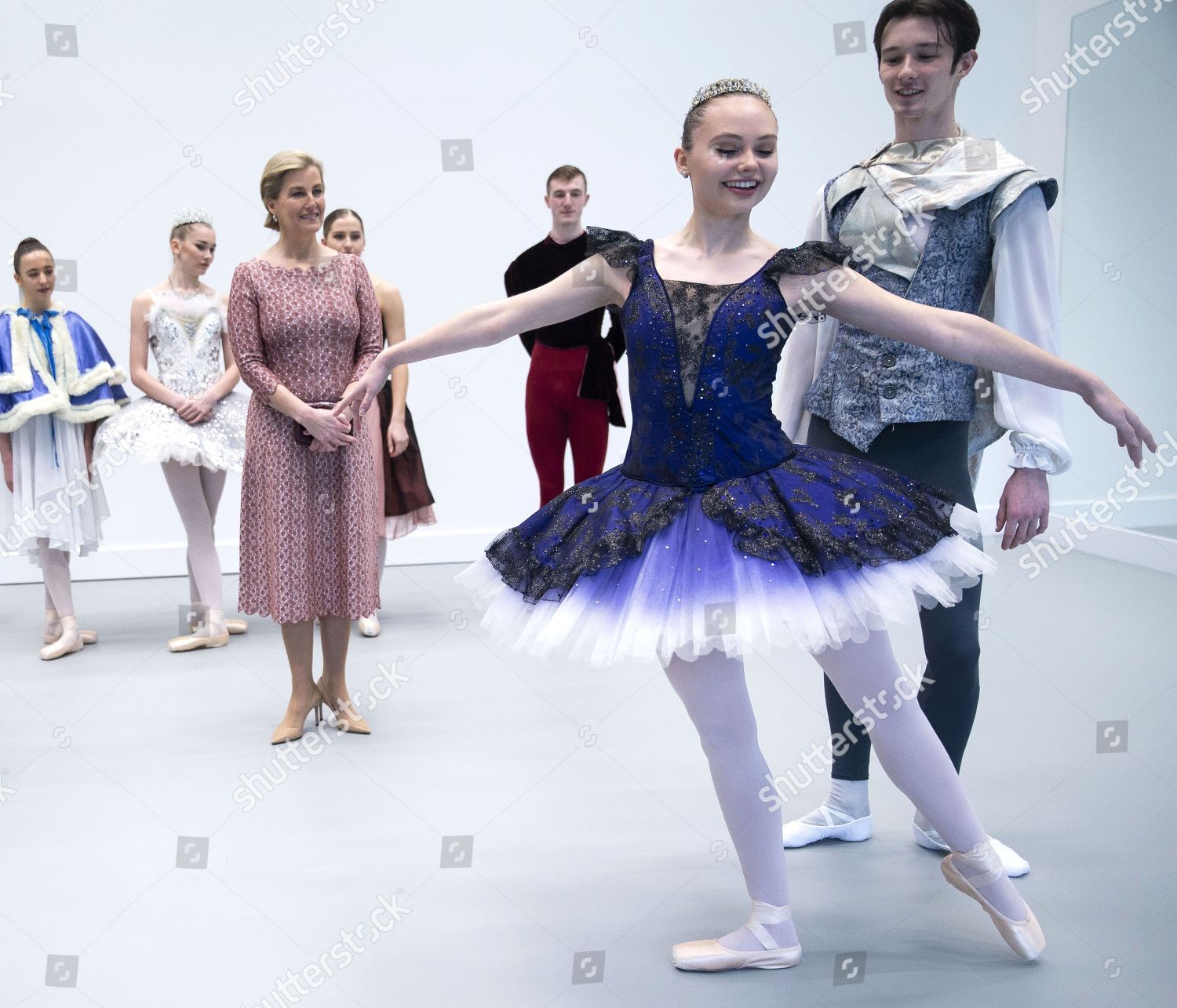 CASA REAL BRITÁNICA - Página 33 Sophie-countess-of-wessex-opens-a-new-studio-for-central-school-of-ballet-london-uk-shutterstock-editorial-10568666d