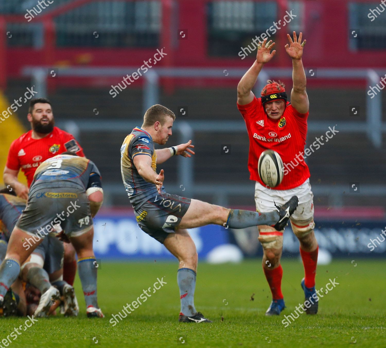 Munster Versus Scarlets Jonathan Evans Scarlets Editorial Stock Photo ...